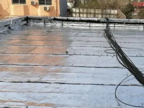 合肥卫生间漏水维修公司分享下合肥屋面楼顶防水刚性防水层施工要点。